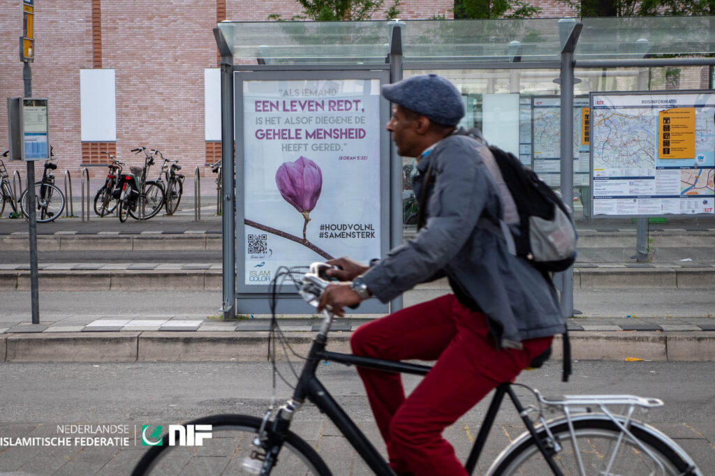 Op 50 haltes in Rotterdam en Schiedam hangen onze posters