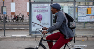 Op 50 haltes in Rotterdam en Schiedam hangen onze posters